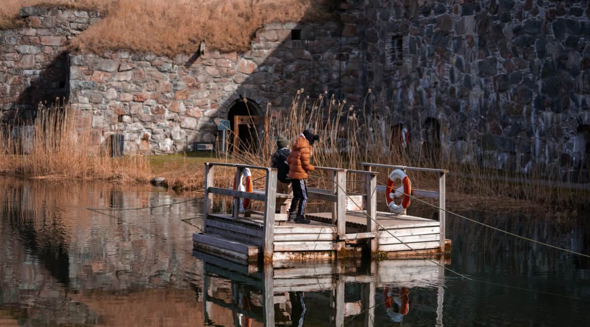 barn leker i vattendrag på Bohus Fästning som har påsklovsöppet